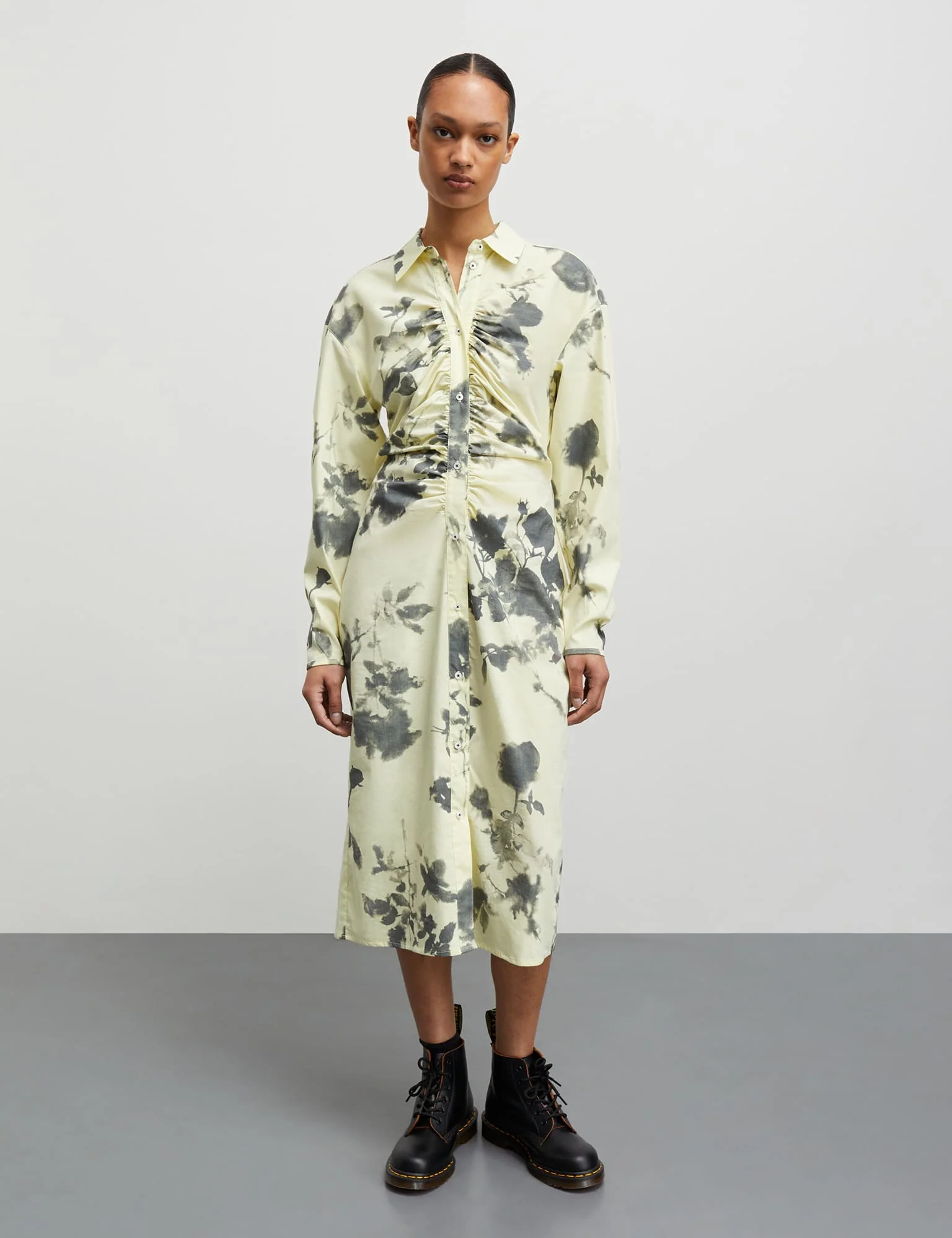 Poplinea Iris Dress AOP, Ink Flower AOP/Tender Yellow - Image 2