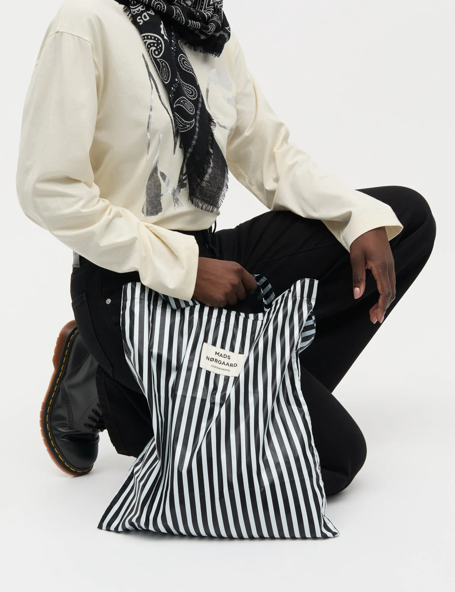 Sacky Metallic Atoma Bag, Black - Image 2